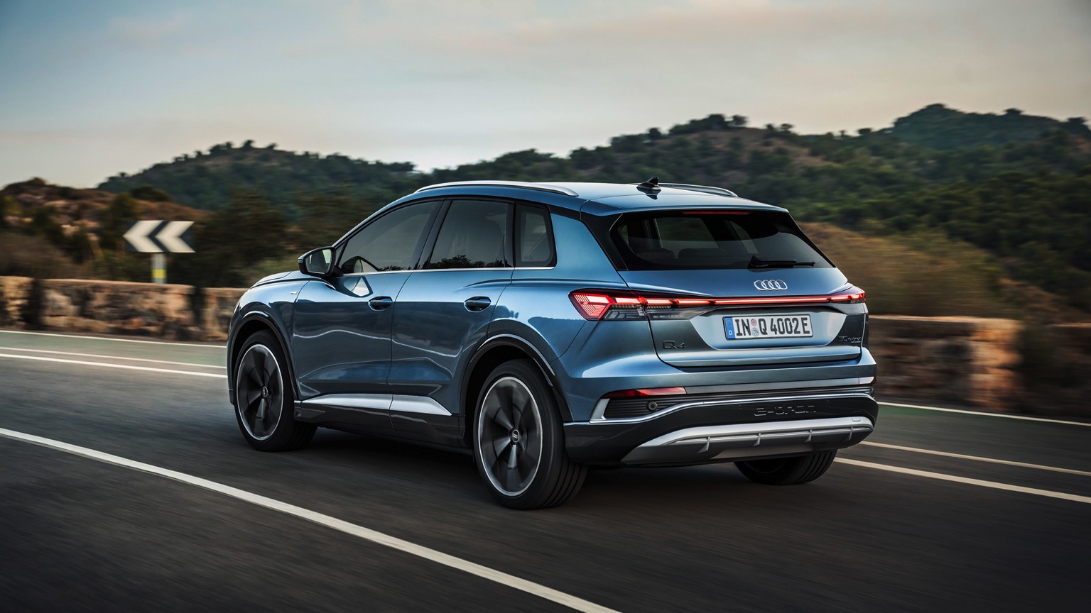 Audi Q4 e-tron Carro Elétrico Azul Vista Exterior de traseira