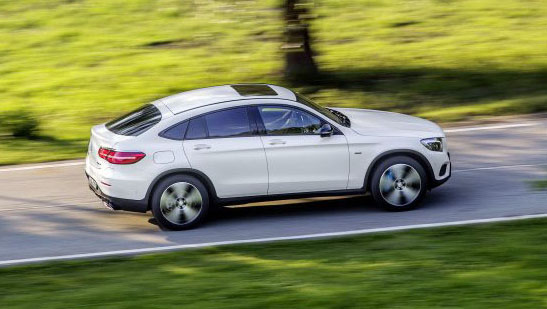 Mercedes GLC Coupé 300 e 4MATIC Carro Branco Híbrido Plug-in Vista Exterior