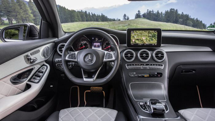 Mercedes GLC Coupé 300 e 4MATIC Carro Híbrido Plug-in Vista Interior