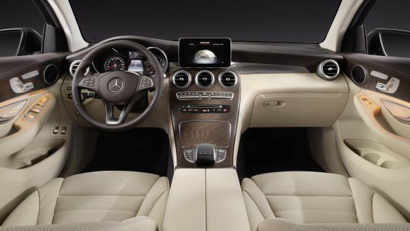 Mercedes GLC Coupé 300 e 4MATIC Carro Híbrido Plug-in Vista Interior