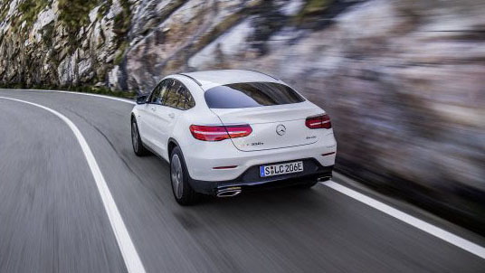 Mercedes GLC Coupé 300 e 4MATIC Carro Branco Híbrido Plug-in Vista Exterior