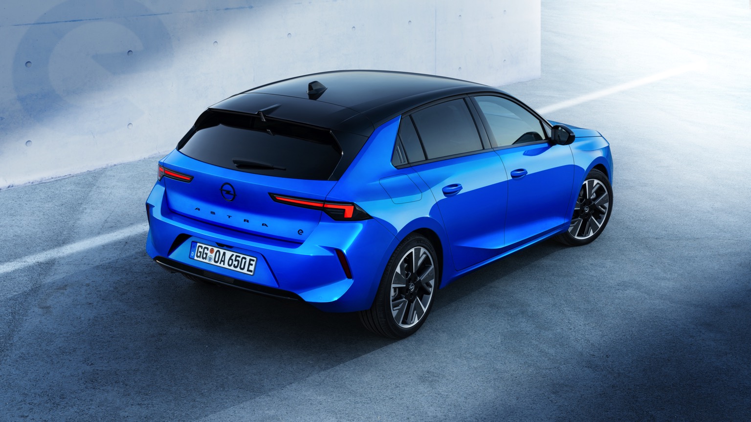Opel Astra Elétrico Carro azul vista exterior traseira