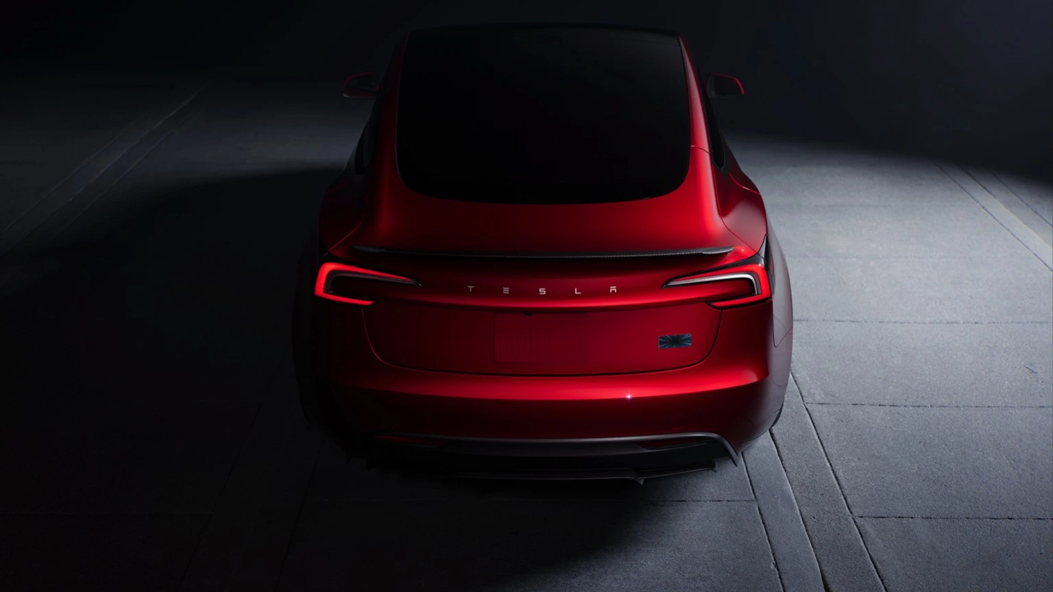 Tesla Model 3 Performance, versão 2024, veículo elétrico vermelho, vista exterior traseira