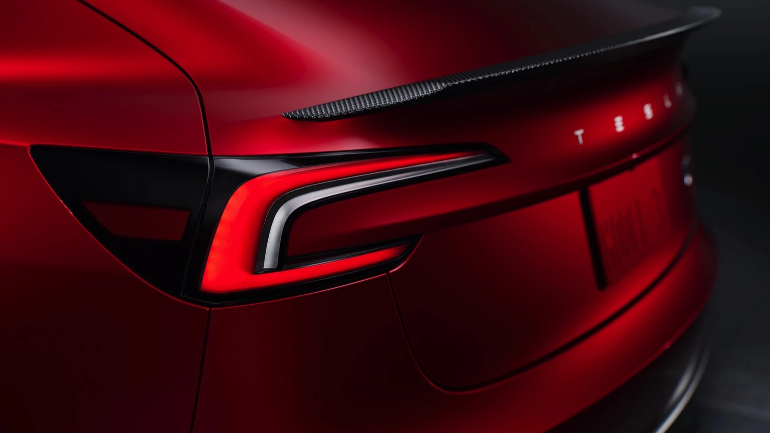 Tesla Model 3 Performance, versão 2024, veículo elétrico vermelho, vista exterior traseira