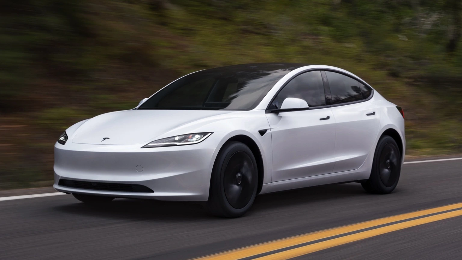 Tesla Model 3 Tração Traseira veículo elétrico branco vista exterior de frente e perfil