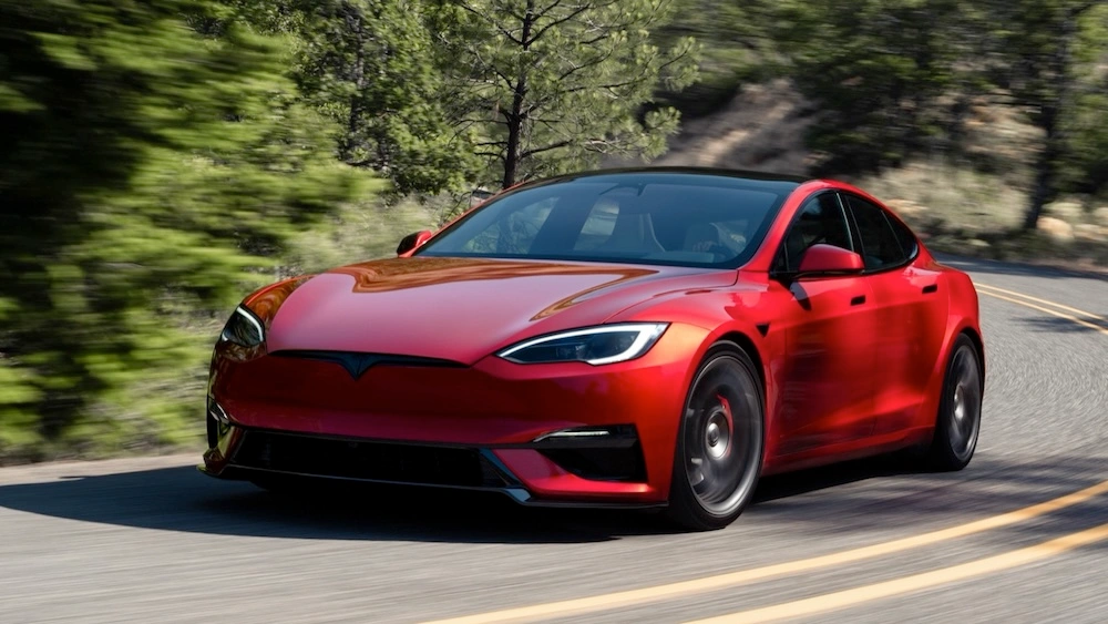 Tesla Model S, veículo elétrico vermelho, vista exterior de frente e de perfil