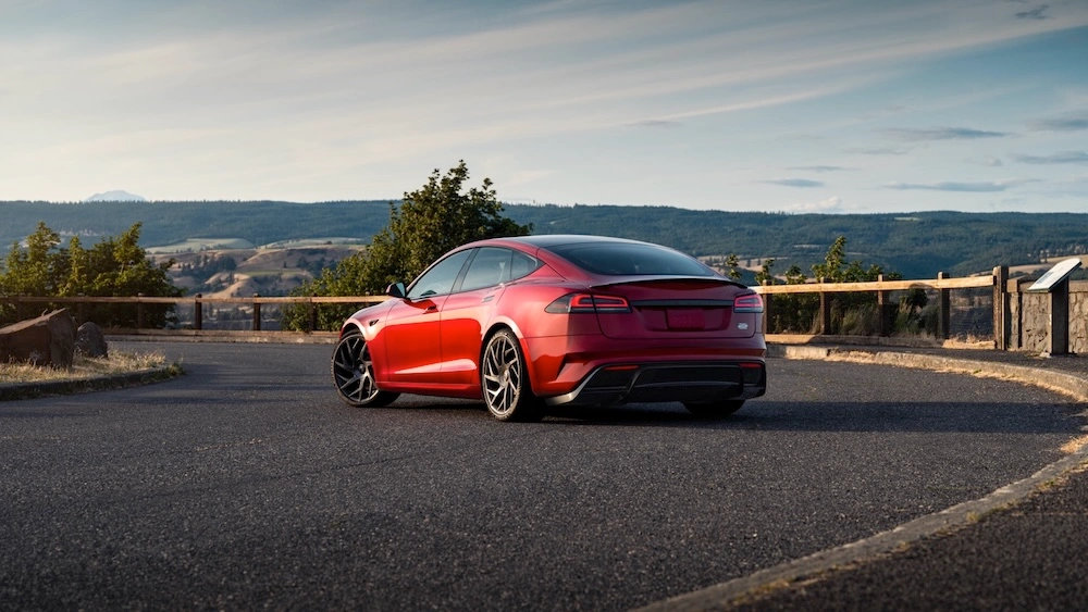 Tesla Model S, veículo elétrico vermelho, vista exterior de traseira e de perfil