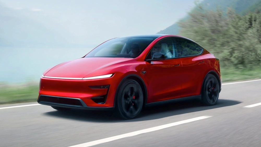 Tesla Model Y Performance, veículo elétrico vermelho, vista exterior lateral e de frente