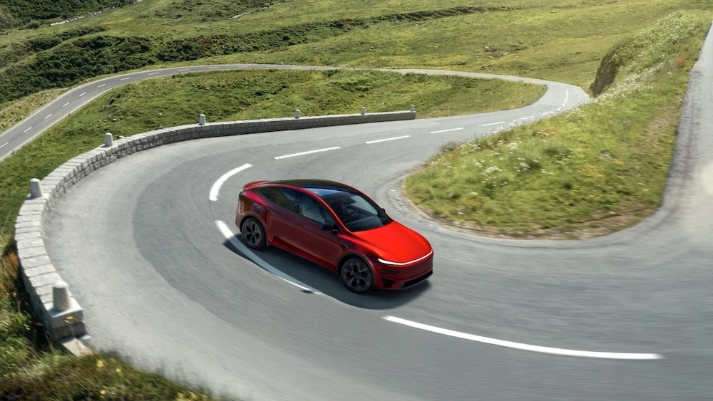 Tesla Model Y Performance, veículo elétrico vermelho, vista exterior lateral e de frente
