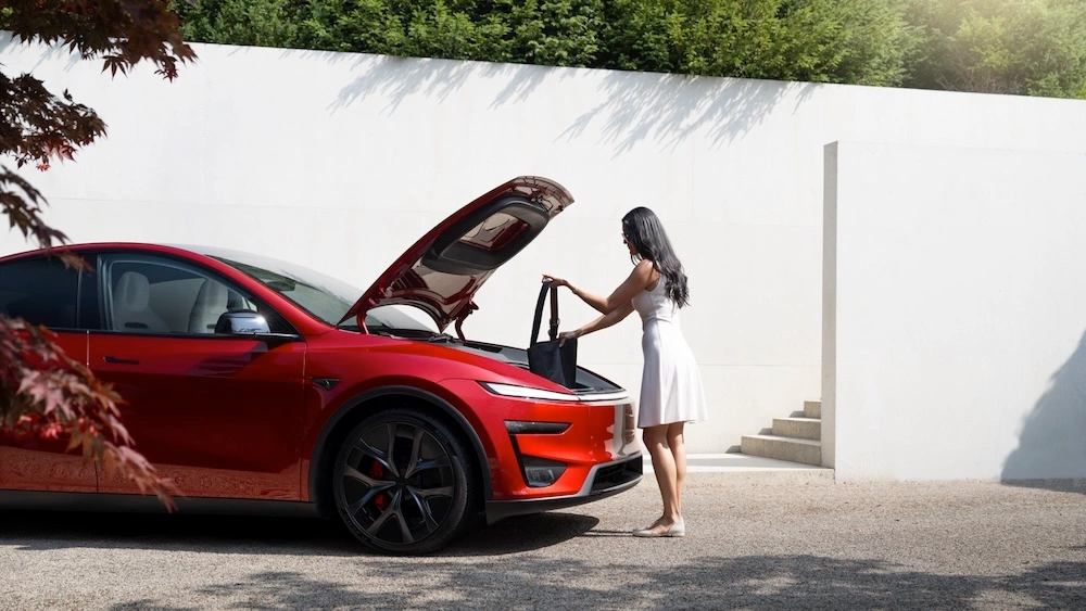Tesla Model Y Performance, veículo elétrico vermelho, vista exterior lateral e com capot aberto