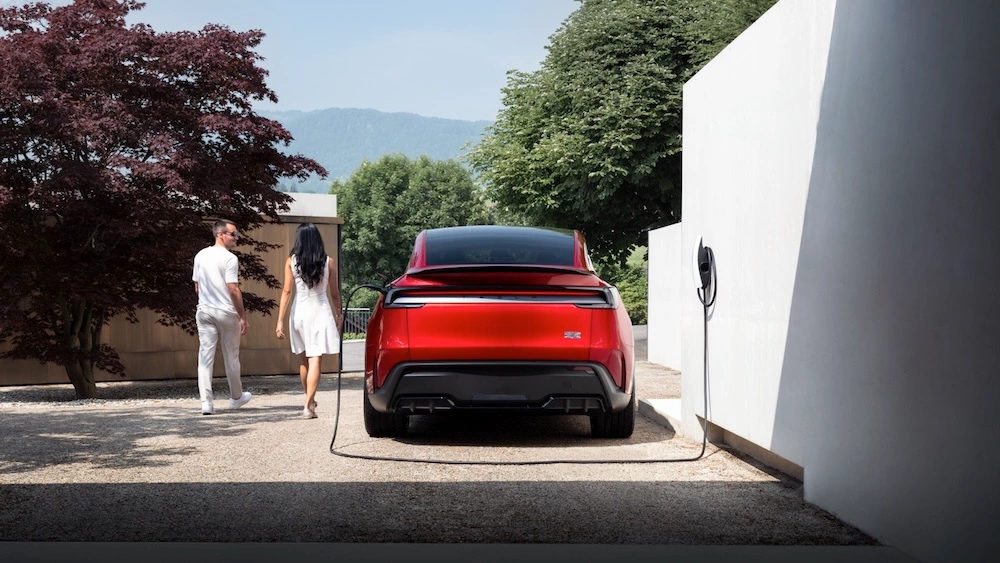Tesla Model Y Performance, veículo elétrico vermelho, vista exterior de traseira