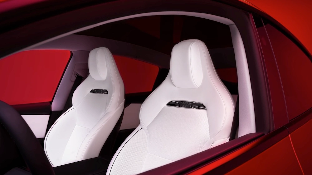 Tesla Model Y Performance, veículo elétrico, vista interior dos bancos dianteiros