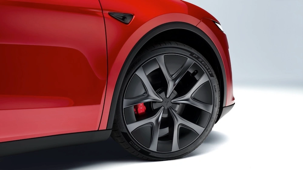 Tesla Model Y Performance, veículo elétrico vermelho, vista exterior da jante dianteira