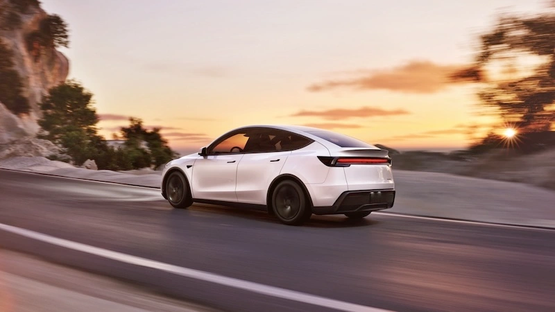 Tesla Model Y Premium Long Range Tração Integral, veículo elétrico branco, vista exterior lateral e traseira