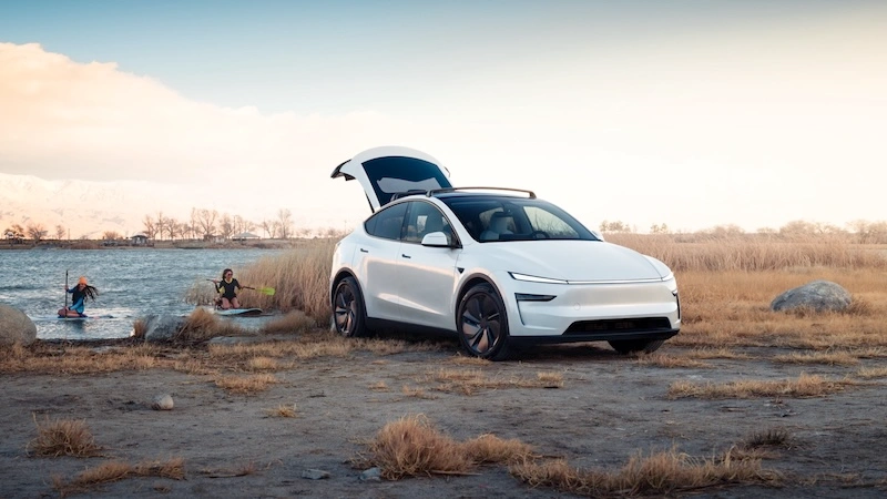 Tesla Model Y Premium Long Range Tração Integral, veículo elétrico branco, vista exterior lateral, frontal e com a tampa da mala aberta